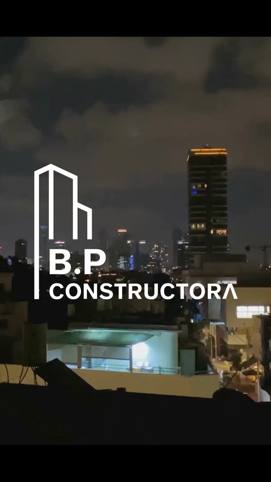 BP Constructora — terraza iluminada con vista a la ciudad